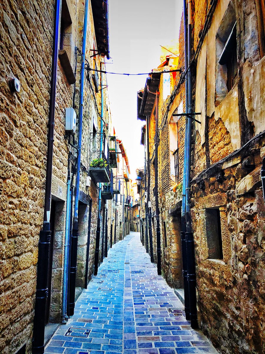 🎶 Este fin de semana, las gaitas toman las calles empedradas de la villa de Laguardia para celebrar el XLVIII Día del Gaitero Dulzainero. ¡No te lo pierdas! #RiojaAlavesa @TurismoAlava @i_Euskadi @LAGUARDIAOT