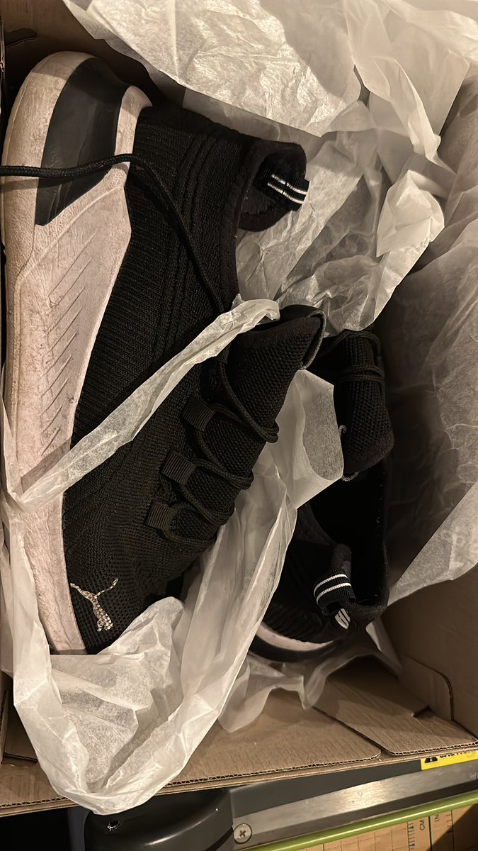 Ayer compré estos tenis de <a href="/adidasMX/">adidas México</a> por <a href="/Mercadolibre/">Mercado Libre</a> en su lugar llegaron unos tenis de otra marca, SUCIOS, USADOS y que APESTANDO a rayos. Un ASCO <a href="/adidasMX/">adidas México</a> ojalá hagan algo al respecto. Es una broma de muy mal gusto. <a href="/Profeco/">Profeco</a> regulen esta situación con <a href="/adidasMX/">adidas México</a>