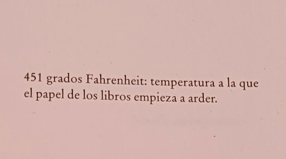Fahrenheit 451, Ray Bradbury.

#novelas #fahrenheit #raybradbury