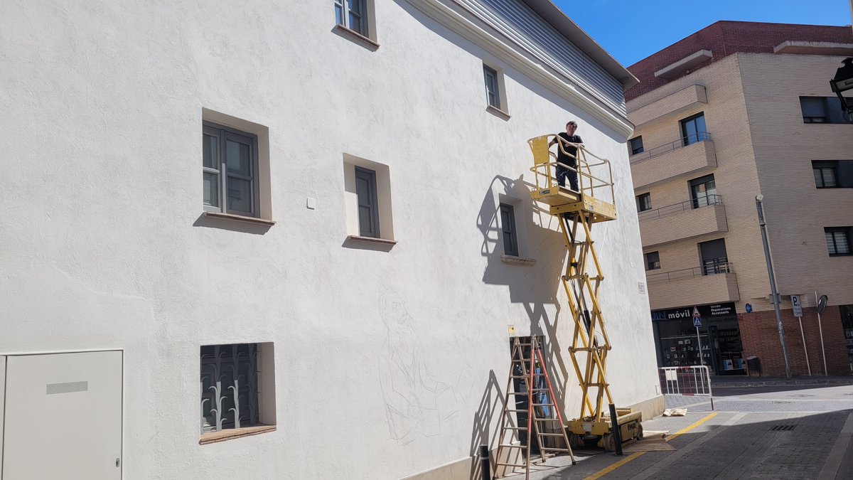 MURAL EN DIRECTE a la casa museu de l'Àngel Guimerà al Vendrell. Avui segona part amb aplicació de color! @IgnasiBlanch1 @museuguimera