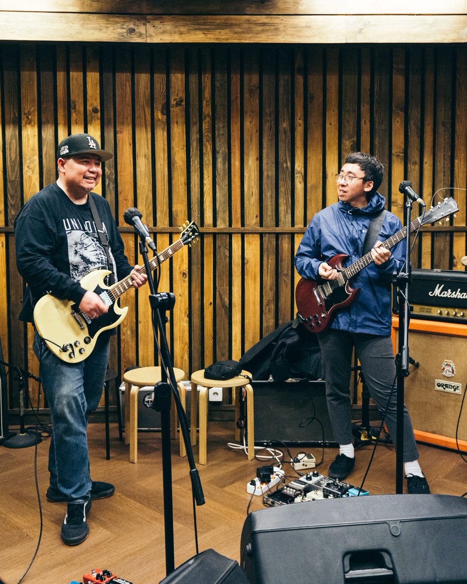 Vague (@vaguemusic) on Twitter photo mau liat <a href="/RickySiahaan/">ricky siahaan</a> main lagu apa di set 10th Anniversary Footsteps besok tanggal 19 Mei?
SG duo 😎
tiket: bit.ly/PCSVagueFootst… mau liat <a href="/RickySiahaan/">ricky siahaan</a> main lagu apa di set 10th Anniversary Footsteps besok tanggal 19 Mei?
SG duo 😎
tiket: bit.ly/PCSVagueFootst…