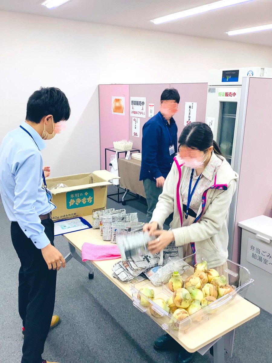 今日HTARAKU LAB.熊谷から新鮮野菜が届きました！
新聞紙で作った袋に玉ねぎを2個ずつ入れて販売しました〜🤍✨
今日も大盛況でした☺️

#野菜　#江坂