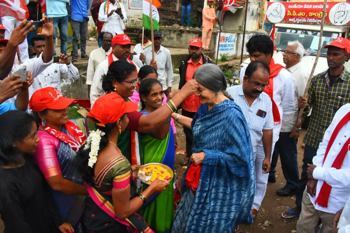 tncpim's tweet photo. ஆந்திர மாநிலத்தில் மார்க்சிஸ்ட் கம்யூனிஸ்ட் கட்சி போட்டியிடும் அரக்கு மக்களவைத் தொகுதி மற்றும் குருபம் சட்டமன்ற தொகுதிகளில் கட்சியின் அரசியல் தலைமைக் குழு உறுப்பினர் பிருந்தாகாரத் சூறாவளி பிரச்சாரம் மேற்கொண்டார். #AndhraPradesh #Vote4INDIAAlliance #VendamModi https://t.co/9iemb1B0qp