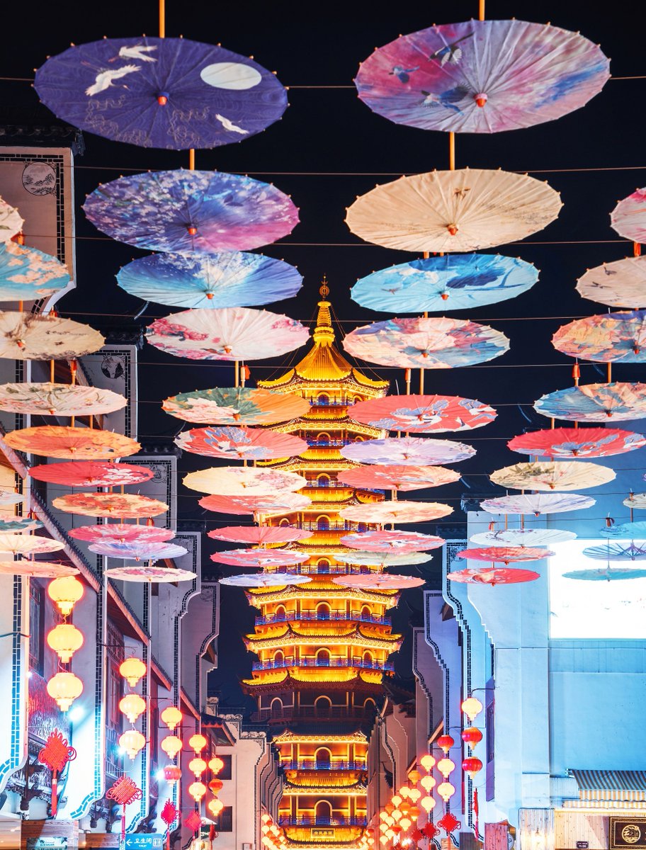 Eves_escape's tweet photo. Discover the mesmerizing beauty of the ancient town nestled by the shores of Taihu Lake in Zhejiang. Adorned with historic pagodas and the graceful silhouette of traditional oil-paper umbrellas, it's a sight to behold under the moonlit sky. 🏮🌙 
#TaihuNights #CulturalSplendor