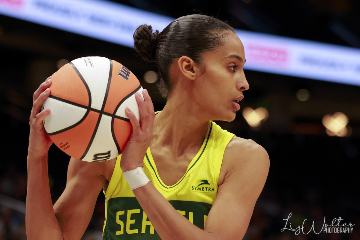 Here are four favorite Skylar Diggins-Smith (@SkyDigg4) photos from last night's @SeattleStorm preseason win over the @PhoenixMercury, as taken by our photographer on assignment @wolter_liz! #SeattleStorm #SkylarDigginsSmith #WNBA