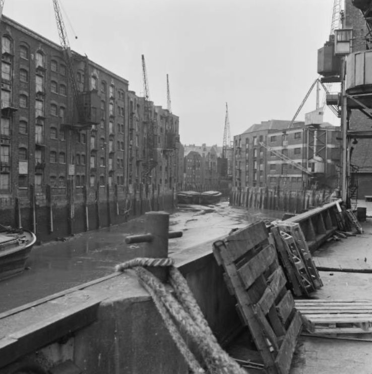 St Saviours's Dock, Shad Thames. Jacob's Island on the left #Bermondsey 1971