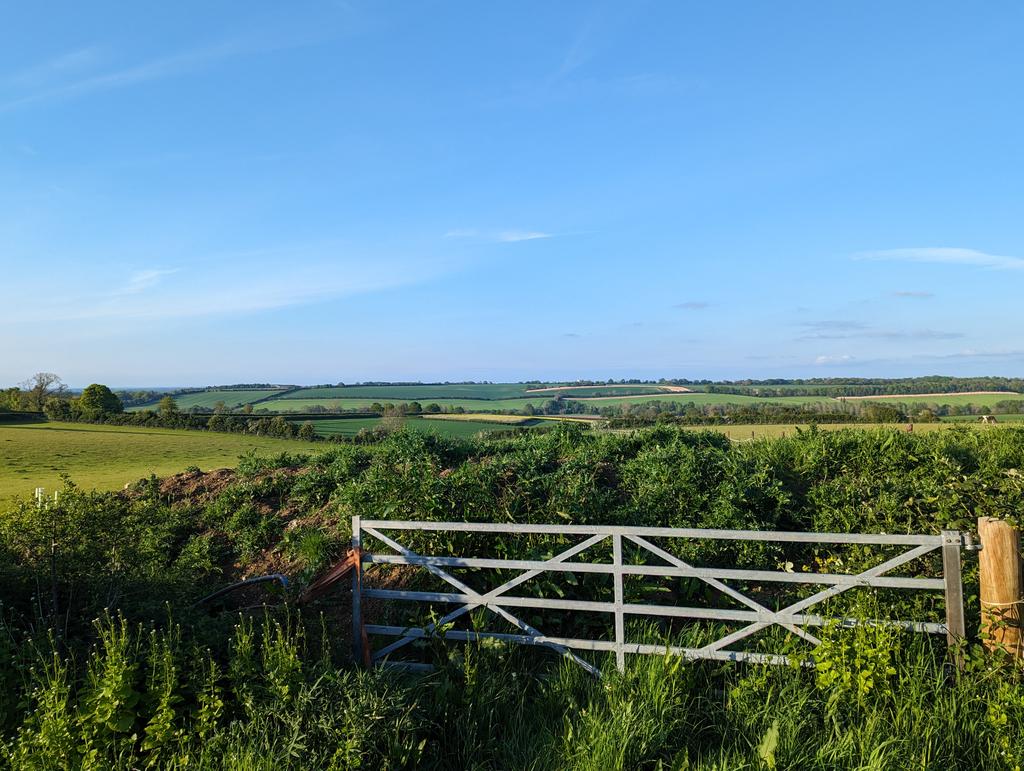 RecyclerBill's tweet photo. The #gates in #Newmarket were very ornate, posh &amp; mostly painted white
However this #farm #gate &amp; #ratchetstrap combo was favourite on my 20 mile cycle yesterday evening before roast #chicken dinner in front of an open fire 🔥😁
#BillsGates
#QuiteInterestingGatesAndLatchesOfTheUK https://t.co/Dm750OcO63