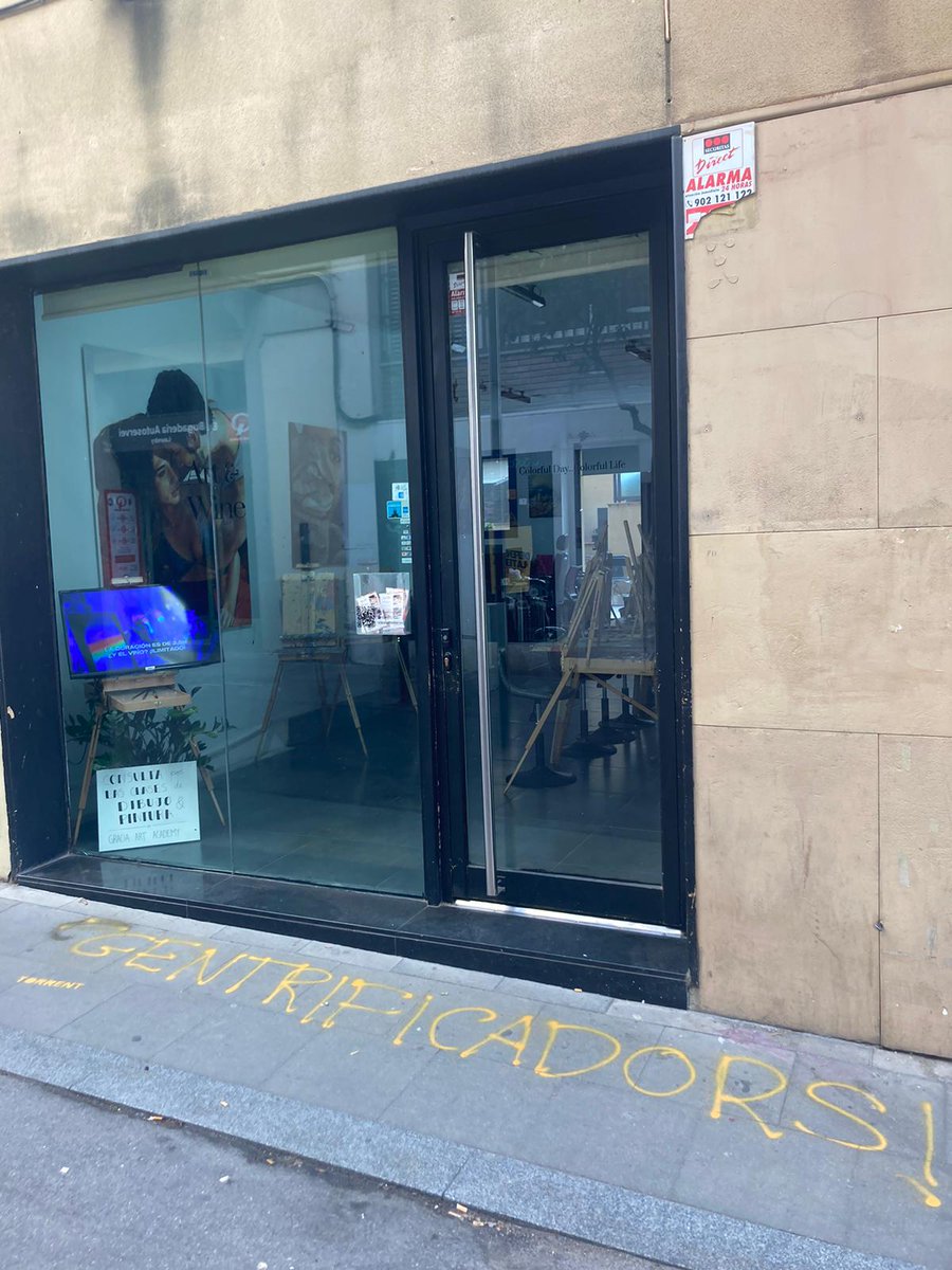 TorrentGracia's tweet photo. ‘Showrooms’, ‘art&amp;wine’, cafè d’especialitat, bars “autèntics” a 4€ la birra. Per a turistes; en castellà o anglès; absurds i impagables. Substituint el comerç local i útil.

Això és gentrificació i ens expulsa de la Vila.
🎯Assenyalem-los. Gràcia per a les veïnes! https://t.co/aaTswZfaJB