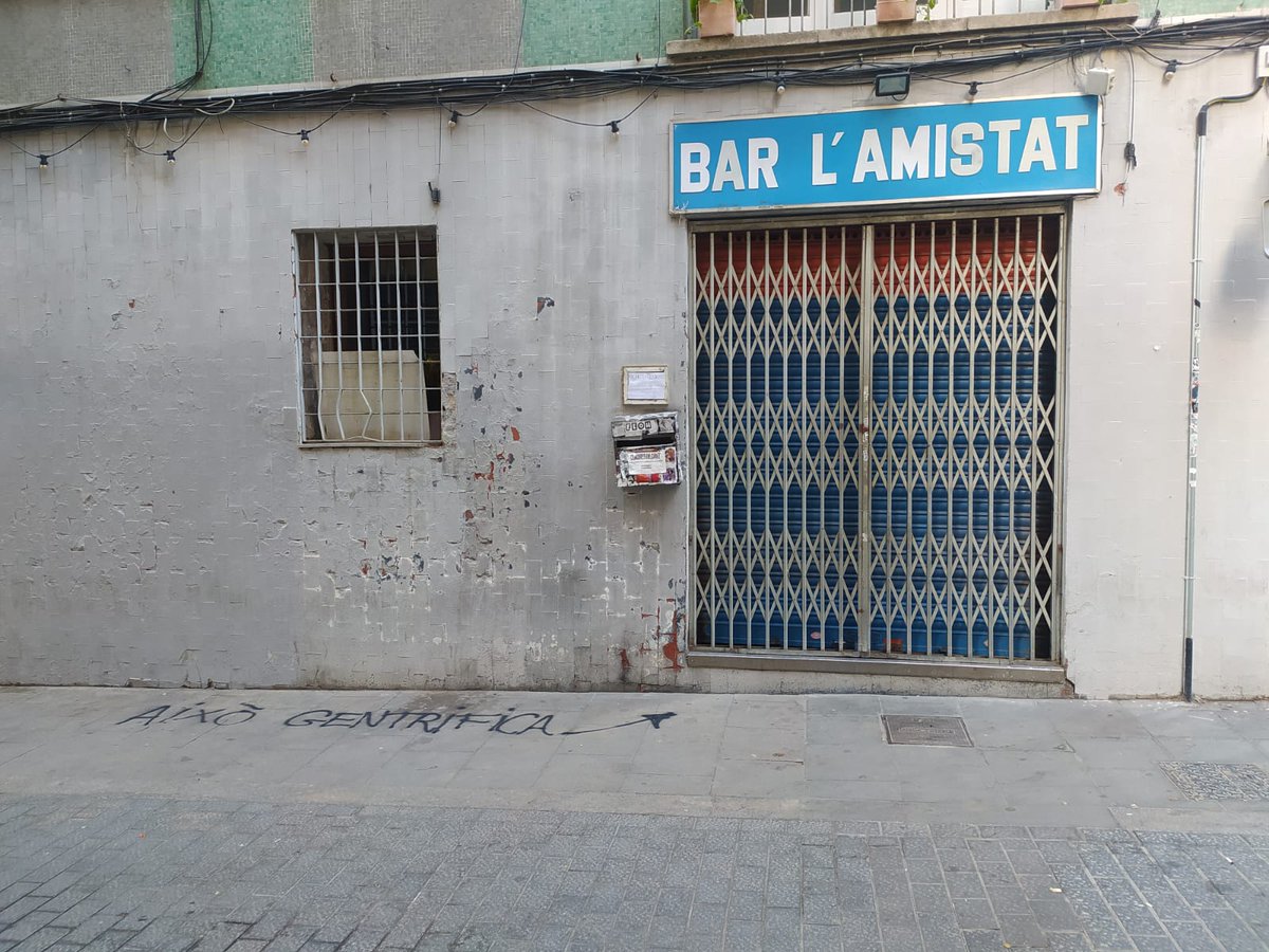TorrentGracia's tweet photo. ‘Showrooms’, ‘art&amp;wine’, cafè d’especialitat, bars “autèntics” a 4€ la birra. Per a turistes; en castellà o anglès; absurds i impagables. Substituint el comerç local i útil.

Això és gentrificació i ens expulsa de la Vila.
🎯Assenyalem-los. Gràcia per a les veïnes! https://t.co/aaTswZfaJB
