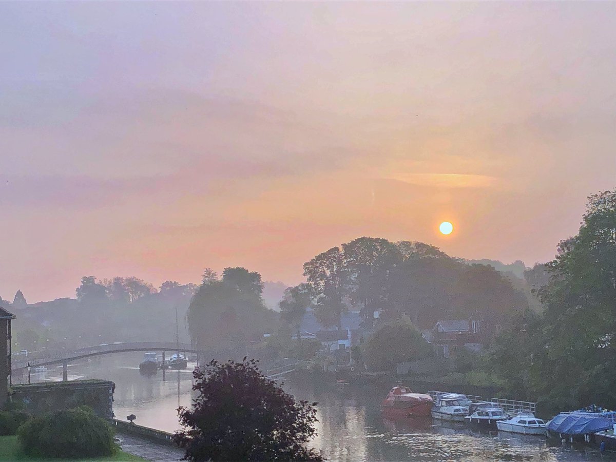 Woke to this quite ethereal looking sky over Twickenham with the sun disappearing behind the mist. 

@metoffice #loveUKWeather #mist @SallyWeather @bbcweather #sunrise