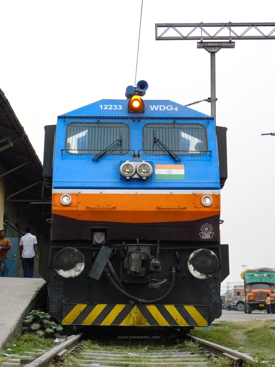 Special guest from Northern Railway 😍 Ludhiana EMD Twins with BCNHL rake at New Jalpaiguri freight Terminal Ludhiana WDG4 #12233 + WDG4D #70662 #IndianRailways #NFRailEnthusiasts