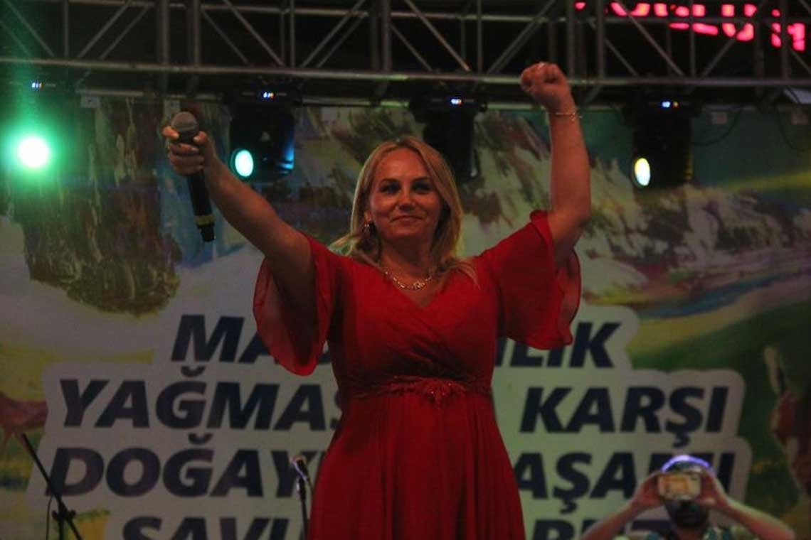 Sanatçı Pınar Aydınlar'a 'propaganda'dan hapis cezası Munzur Festivali'ne katılan sanatçı Pınar Aydınlar, şarkılarının ifade özgürlüğü kapsamında değerlendirilmesine rağmen, Facebook’ta adına açılan hesaptan yapılan paylaşımlar, 'örgüt propagandası' olarak nitelendirilerek 1 yıl…