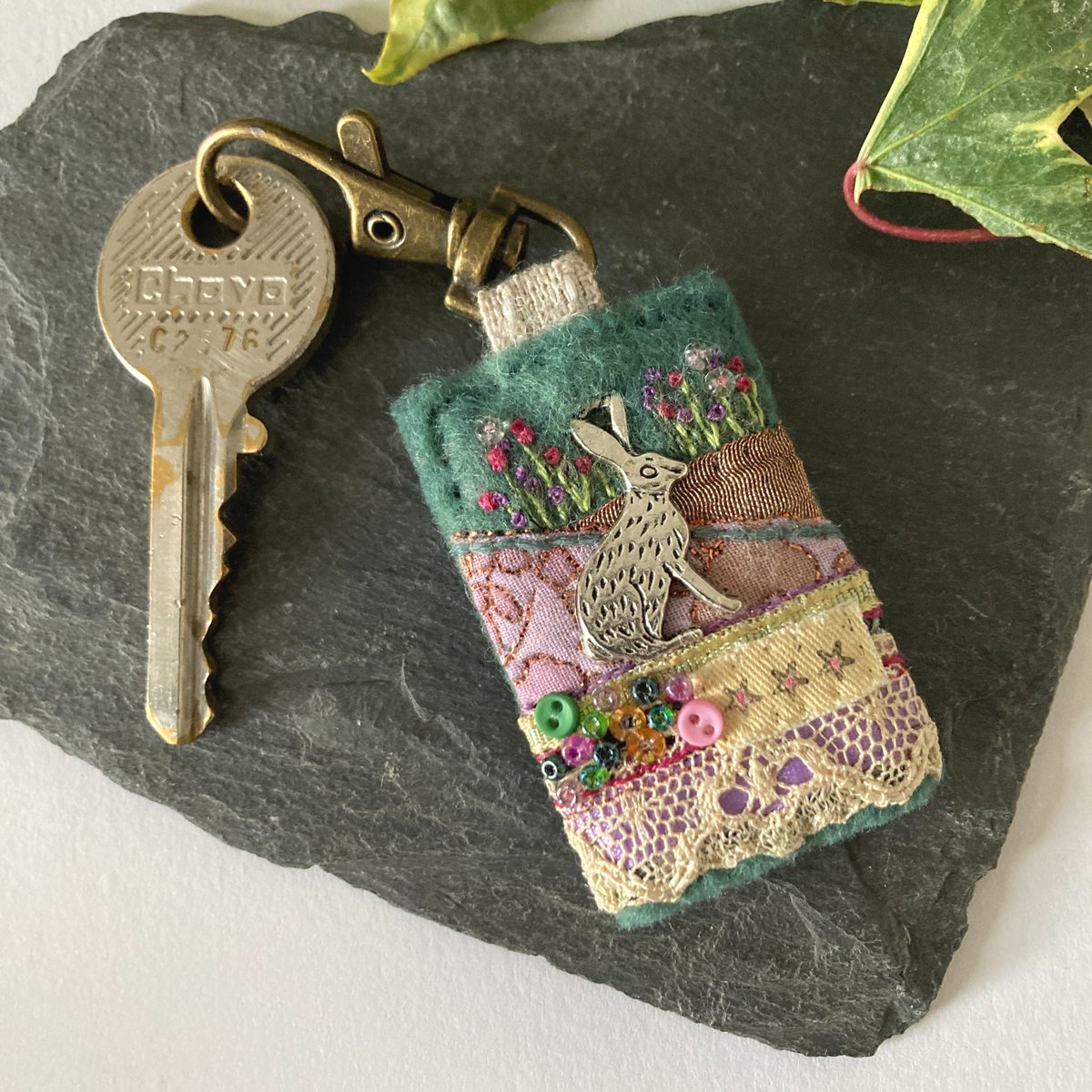 Elegant hare clip accessory to decorate bags, keys & spiral bound notebook journals. Hand sewn from mixed fabrics with trims, embellishments and stitching. Pretty #giftideas by Ellie's Treasures, #Lincolnshire. elliestreasures.square.site/product/hare-c… #earlybiz #mhhsbd #shopindie #naturelovers