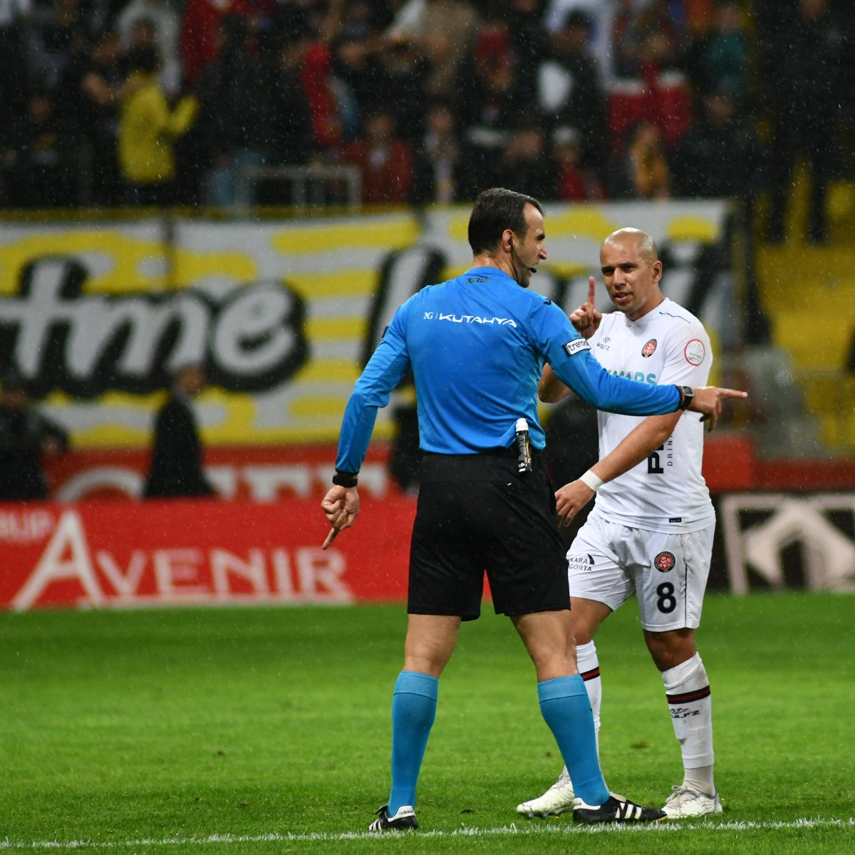 PFDK, Mondihome Kayserispor maçında kırmızı kart gören Sofiane Feghouli'ye 5 maç ceza verildiğini açıkladı.