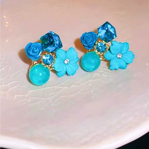 Radiate elegance with our Crystal Flower Earrings from GLIIM GLOWW ✨🌸 #GLIIMGLOWW #CrystalEarrings #FlowerPower #SparkleAndShine #JewelryGoals #jewelry #koreafashion #koreanjewelry #koreanearrings