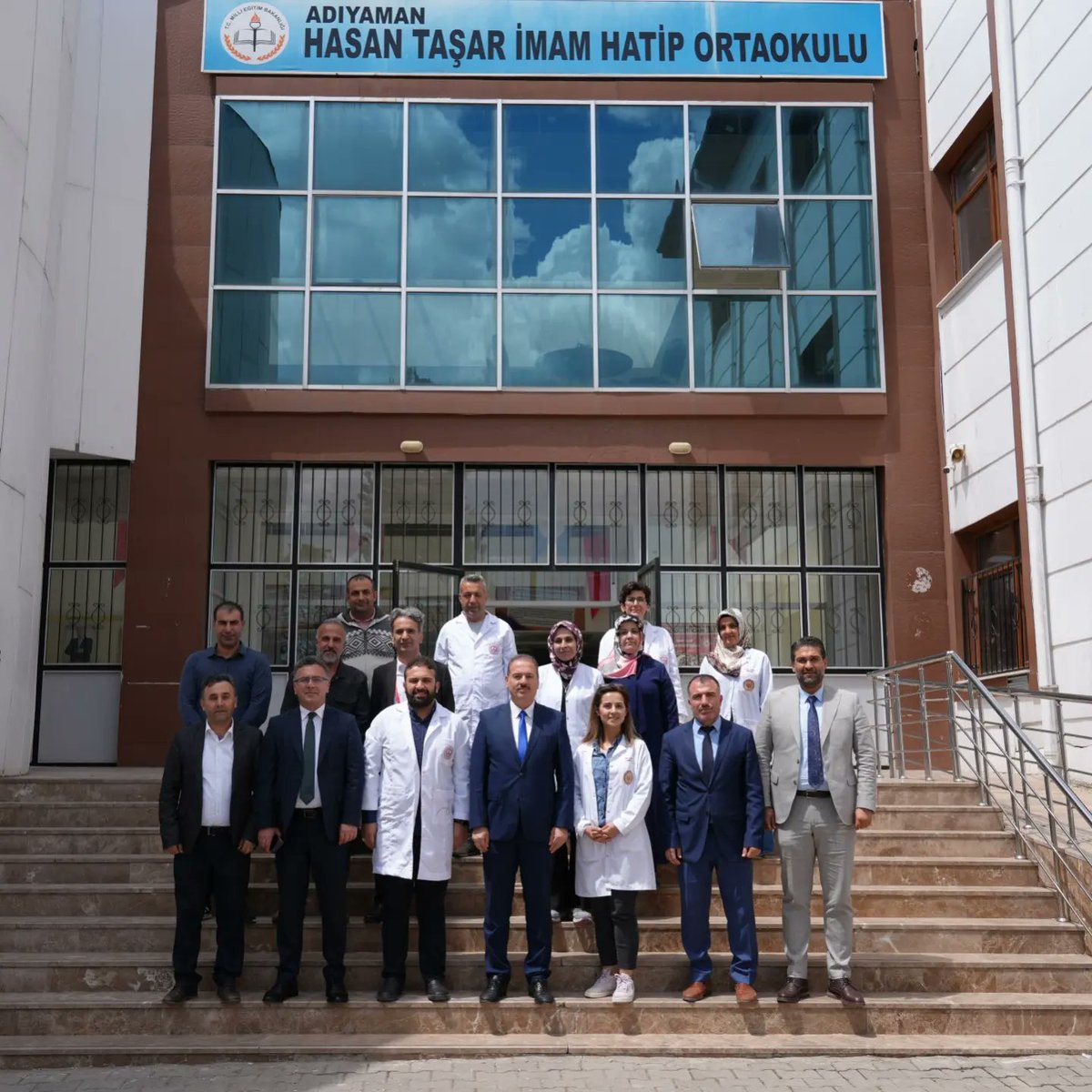 İL MİLLİ EĞİTİM MÜDÜRÜMÜZ SAYIN ALİ TOSUN OKULUMUZU ZİYARET ETTİ
İl Milli Eğitim Müdürümüz Sayın Ali TOSUN, okulumuzu ziyaret ederek öğretmenlerimizle bir araya geldi. Ziyarette İl Müdürümüz, okulumuzun eğitim - öğretim faaliyetleri hakkında bilgi aldı.