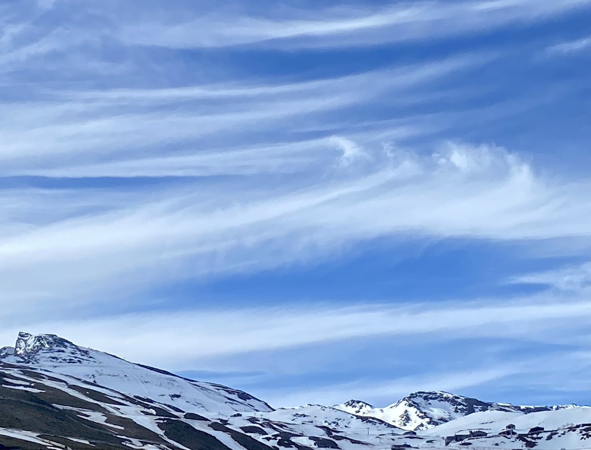 Hoy nuestra #montaña parece un cuadro, con esas nubes pintadas. #sierranevada #felizmiercoles