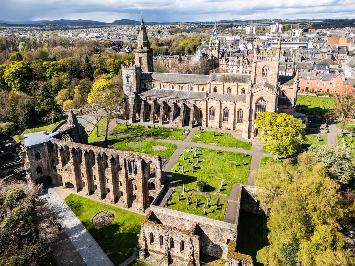 Your Friday #Fife Fix this week is a wonderful view of the historic heart of #Dunfermline 📷Ian McCracken #LoveFife #KingdomOfFife #LoveDunfermline