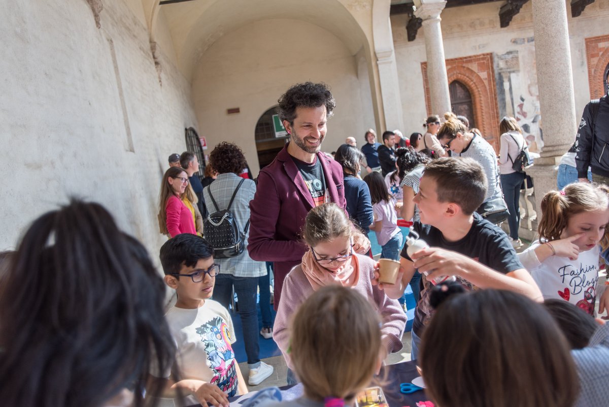 fcn_onlus's tweet image. ABCDay 2024 🎁💙 Autore del racconto “Oscar Opeiro e il dono del nome infinito” per il progetto #ABCDono, lo scrittore #AlessandroBarbaglia ha incantato con letture animate e ha fatto capolino con interventi “magici” tra i bimbi.
 #fondazionenovarese #culturadeldono