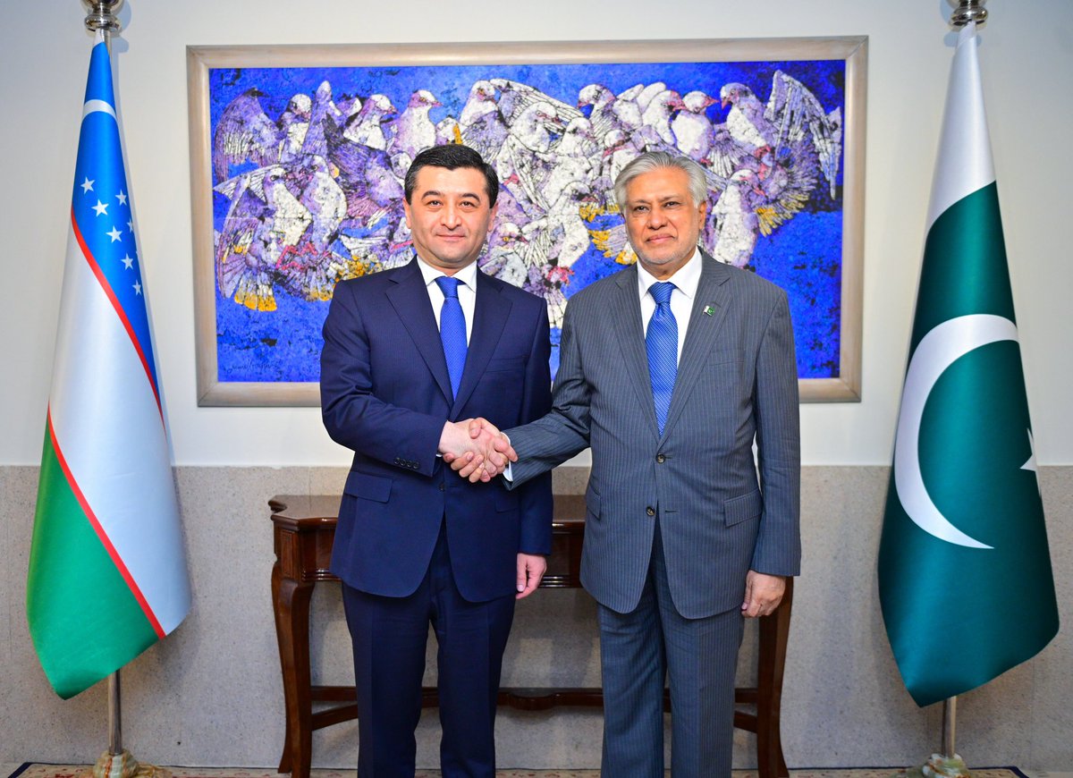 Deputy Prime Minister and Foreign Minister Senator Mohammad Ishaq Dar @MIshaqDar50 welcomes Uzbek Foreign Minister Bakhtiyor Saidov @FM_said at the Ministry of Foreign Affairs. They will hold in-depth talks to lend a positive impetus to Pakistan-Uzbekistan relations and explore…