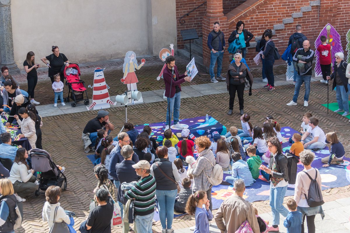 fcn_onlus's tweet image. ABCDay 2024 🎁💙 Autore del racconto “Oscar Opeiro e il dono del nome infinito” per il progetto #ABCDono, lo scrittore #AlessandroBarbaglia ha incantato con letture animate e ha fatto capolino con interventi “magici” tra i bimbi.
 #fondazionenovarese #culturadeldono