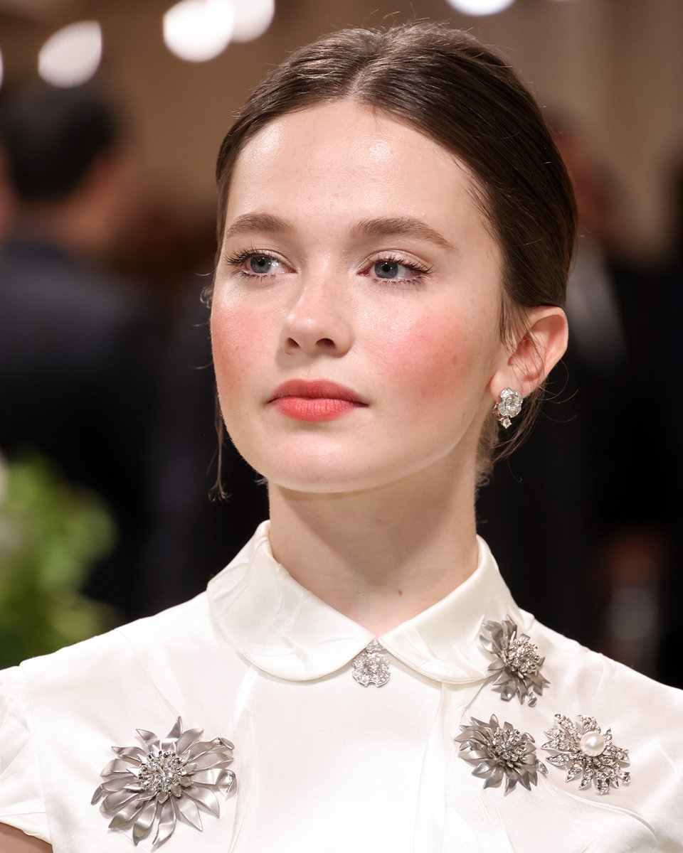 Radiating with brilliance, Bvlgari Ambassador Cailee Spaeny dazzled at the 2024 Met Gala adorned in #Bvlgari. She chose an exquisite High Jewelry diamond necklace perfectly complemented by dazzling High Jewelry diamond earrings. #StarsInBvlgari #MetGala