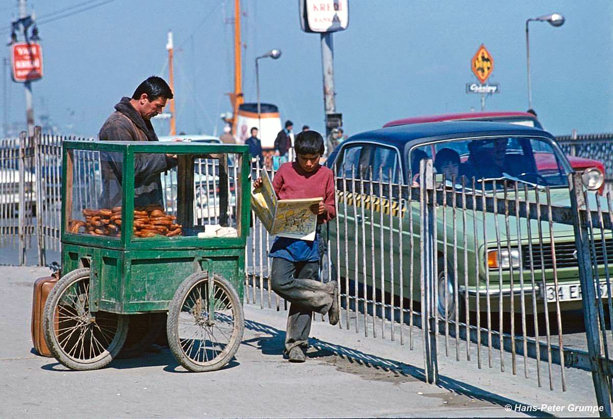 Galata Köprüsü üzerinde Gırgır Dergisi okuyan tatlıcı çocuk, 1978