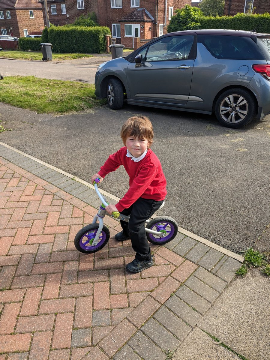 gilchrist82's tweet photo. Bike to School week , Ivor loves to take his bike most days! Helps get us there a bit faster too 😁 @RockinghamPri https://t.co/qSSNfs30og