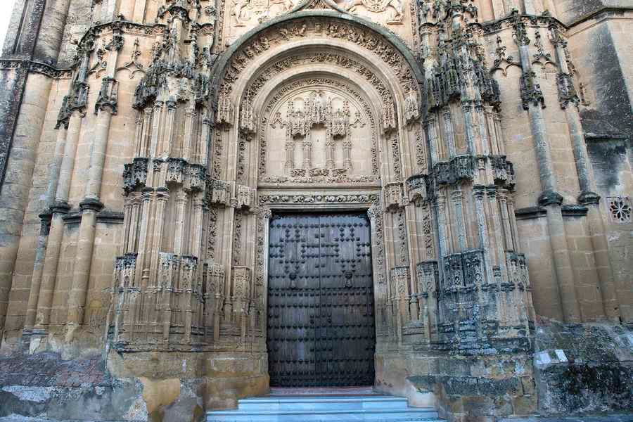 Imponente portada de la Basílica de Santa María de la Asunción de Arcos de la Frontera, Cádiz, España, realizada hacia 1520, que representa la evolución del final del gótico al renacimiento. (Fotos WikipediaCommons)