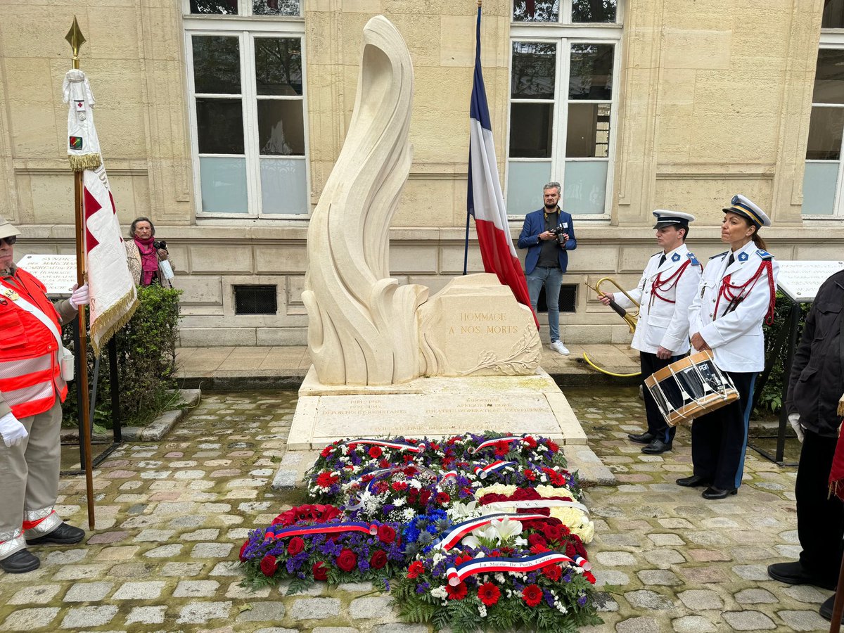 Il y a 79 ans, à 23h01, les combats entre les Alliés et l'Allemagne nazie cessaient. Truman, Churchill et de Gaulle annonçaient simultanément la reddition du Reich, signée dans la nuit du 6 au 7 mai. En ce jour férié, hommage aux victimes & combattants de la 2nde Guerre mondiale.