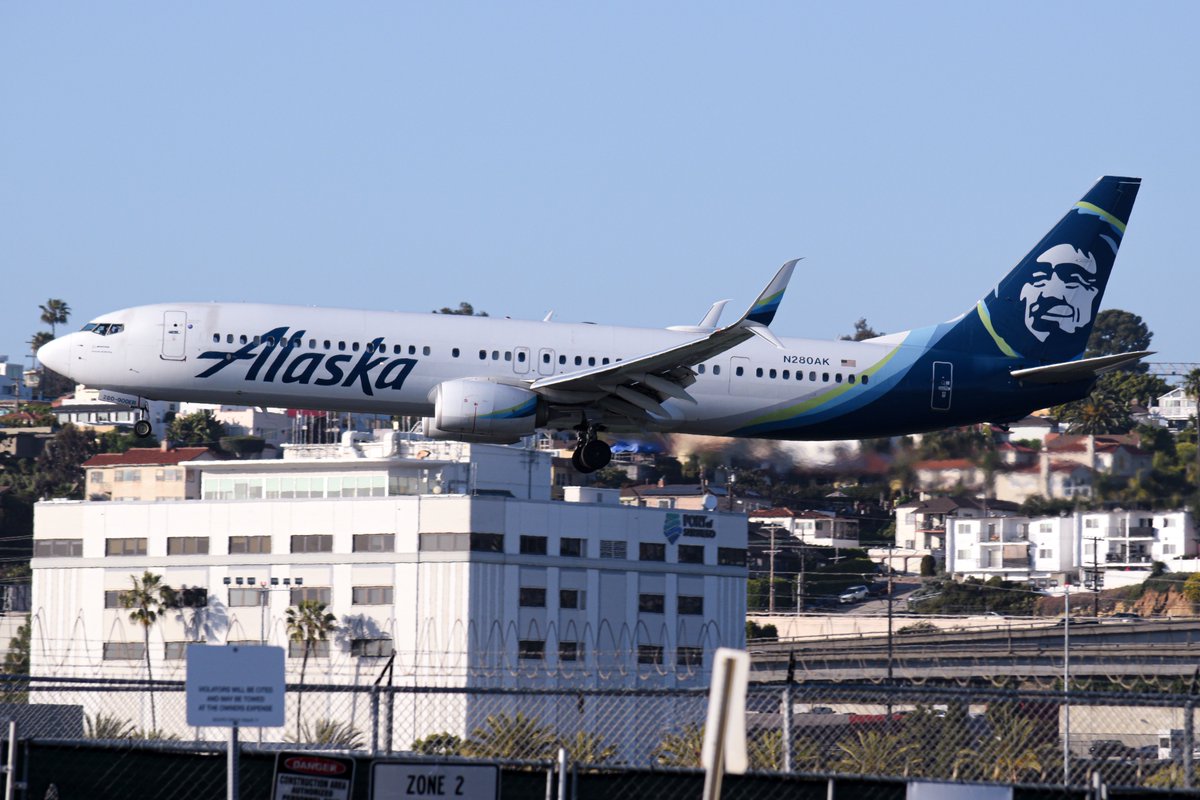 28.Apr.2024 at SAN/KSAN
Alaska Airlines Boeing737-990ER (N280AK)

海沿いに位置するサンディエゴ国際空港。夕方のRWY27降りでは西陽が当たり、住宅街を背景に素晴らしい着陸を見せてくれます。真横はフェンスが被るためあまり良いものとは言えないですが。