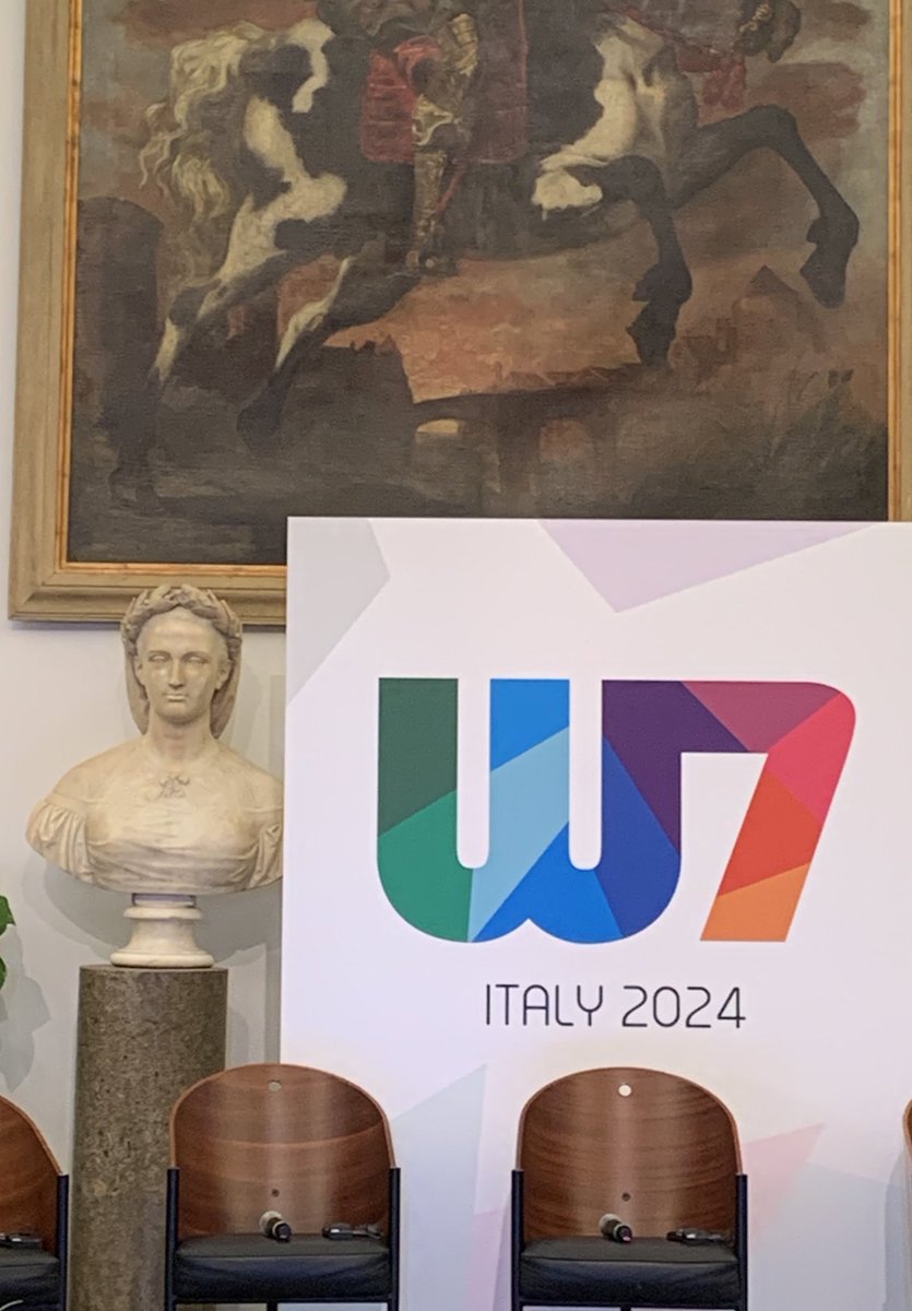 In qualità di unica donna ambasciatrice bilaterale del G7 in Italia, sono lieta di partecipare alla riunione del #W7 @Women7official di questa mattina.

An impressive room filled with strong, diverse and engaged female leaders. J'ai hâte d'écouter la conversation. 

#SheLeadsHere