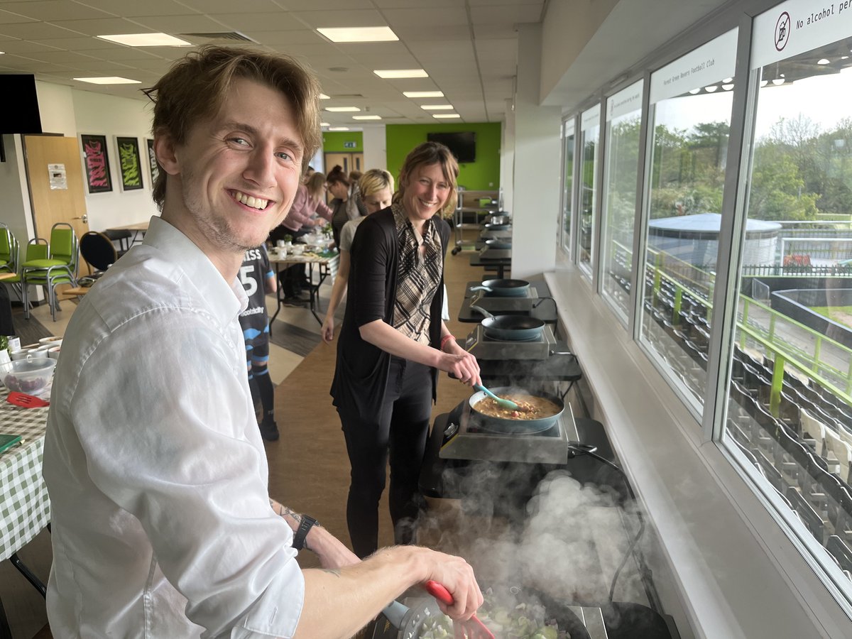Theo Kuehn and Tess Warnes enjoying themselves at the @FGRFC_Community Community cook along last night. Led expertly by Head Chef, Richard Allen, guests cooked up a delicious butterbean and spinach tikka masala.
#Community #Partnership #Vegan #WeAreFGR💚 #PlantBased