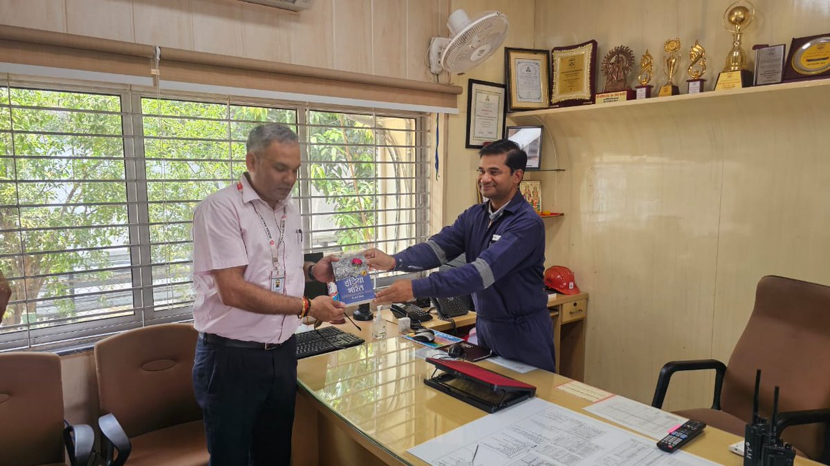 Today, DRM/LKO Shri S. M. Sharma conducted an inspection of the #Amausi Goods Shed. During the visit, he addressed merchant issues previously raised and provided immediate instructions to the Branch Officers regarding maintenance tasks.