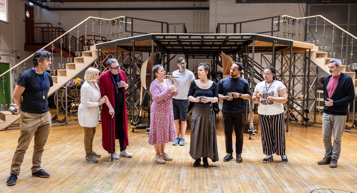 Blooming 'loverly' pictures released of My Fair Lady 🌺 With Katie Bird (@Birdsoprano) as Eliza Doolittle & John Hopkins as Henry Higgins & company members from @Opera_North with guest artists. 📅31 May – 29 June. 🎟️bit.ly/3UuYjfq 📸 @peachyraith