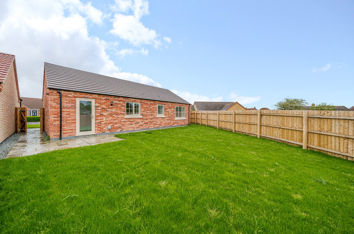🏡 Only 1 bungalow left at The Orchards! Don't miss your chance to call this your home sweet home. Call to enquire 📱 01522 682752 or email info@homesbystirlin.com
👉  bit.ly/426XkFf

#newhomeslincoln #newhomebuilder #uknewbuild #lincolnshire #homebuilder #househunting