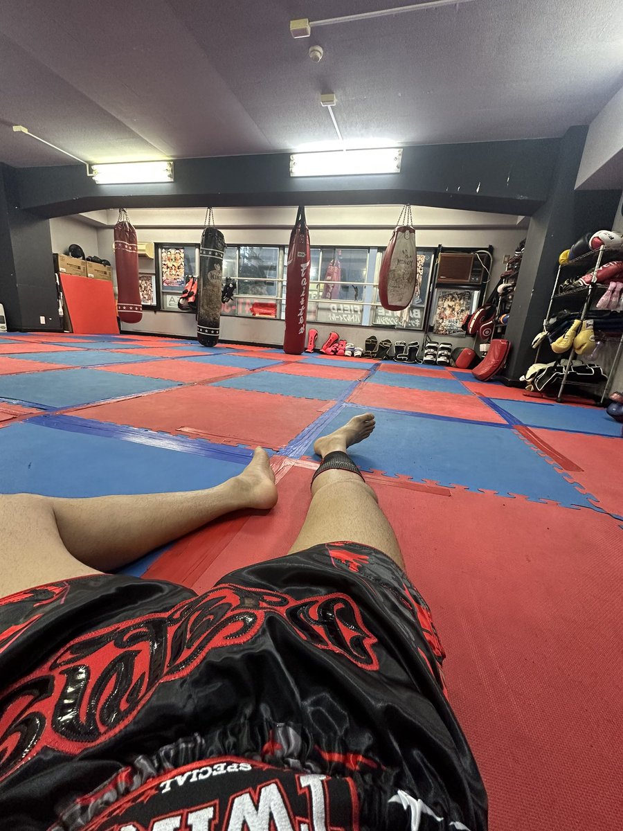 仕事が始まるまで昼寝中