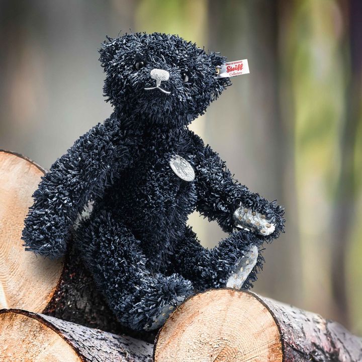 Let your special someone light up the night with this special edition Steiff Limited Edition Midnight Paper teddy bear!  🖤

Available now: ow.ly/Pmko50PPcRZ

#Steiff #knopfimohr #explore #teddys #toys #teddybear #BearCollectables #teddybearland #steiffteddy #save #deals