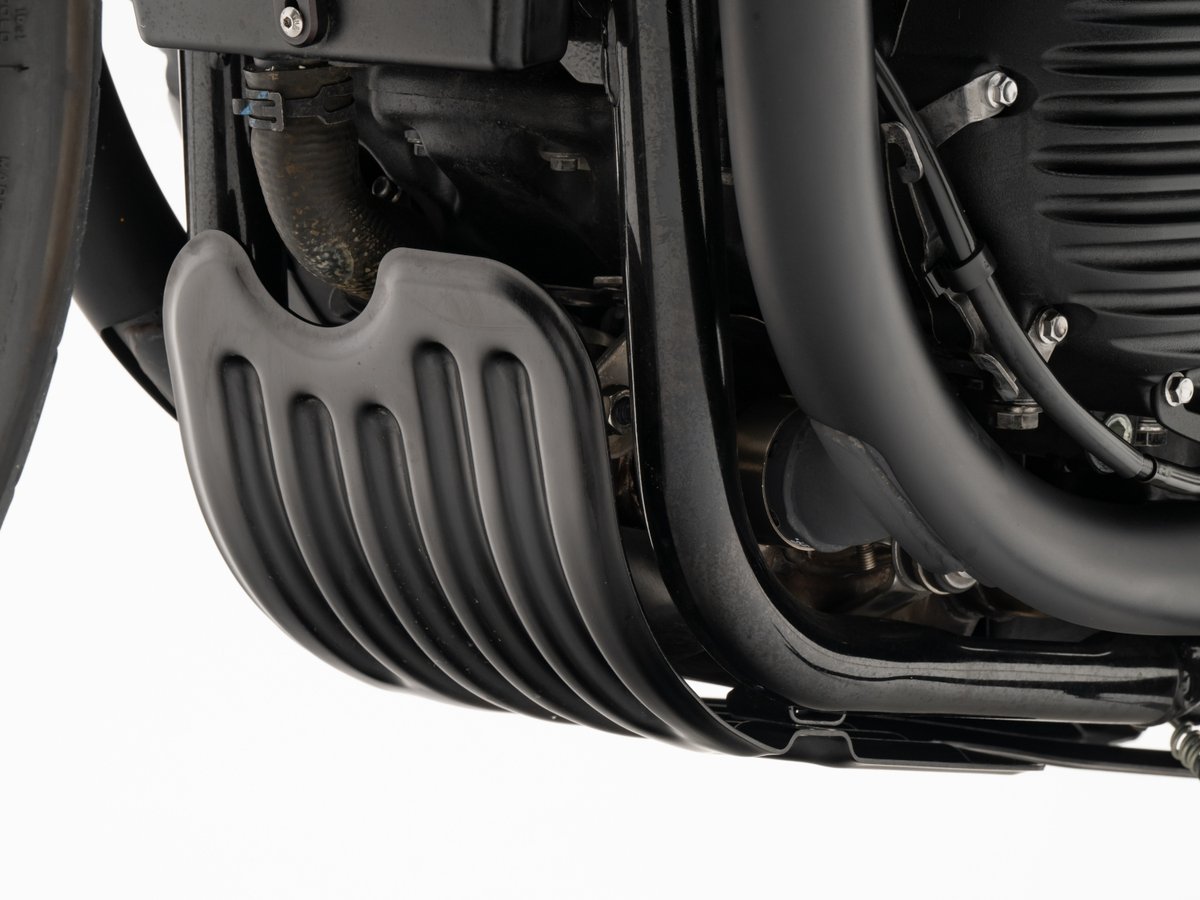 plot_touring's tweet image. ボンネビル用アンダーガードが月末に入荷予定です🔥
MOTONE製は専用の金型でアルミをプレスした超贅沢仕様なので、
高い精度・美しい表面仕上がり・奥行のあるデザインが特徴的🔥
ガードとして使用するには勿体ない出来なのです...

#motone #モートーン #トライアンフ #ボンネビル