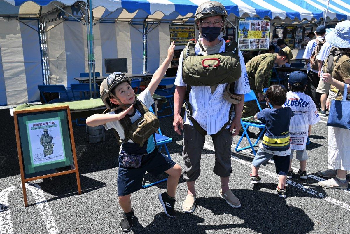 #第１空挺団 は、５月５日（日） #ヤマハスタジアム で実施されたジャパンリーグワン最終戦において特殊卸下訓練展示及び装備品展示を行いました。 イベントには、 ラグビー元日本代表 #五郎丸歩 さん、 #ＥＸＩＬＥ ＡＫＩＲＡさんが参加しておりました。
