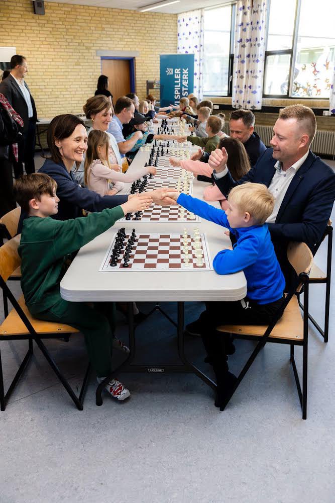 Feeling grateful for the warm welcome from the kids at Hvidovre school and for the chance to engage in a quick chess lesson with Dansk Skolesak members. Day two of the official visit to #Denmark is off to a fantastic start!