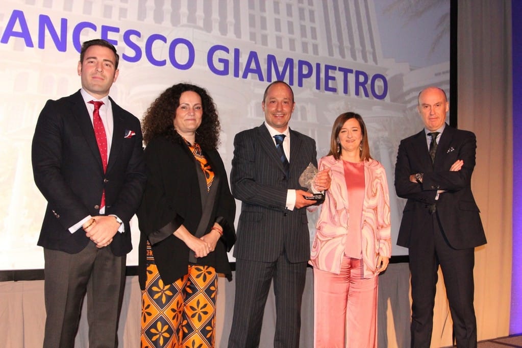 Un merecido reconocimiento a tu buen hacer. Enhorabuena Francesco !!!