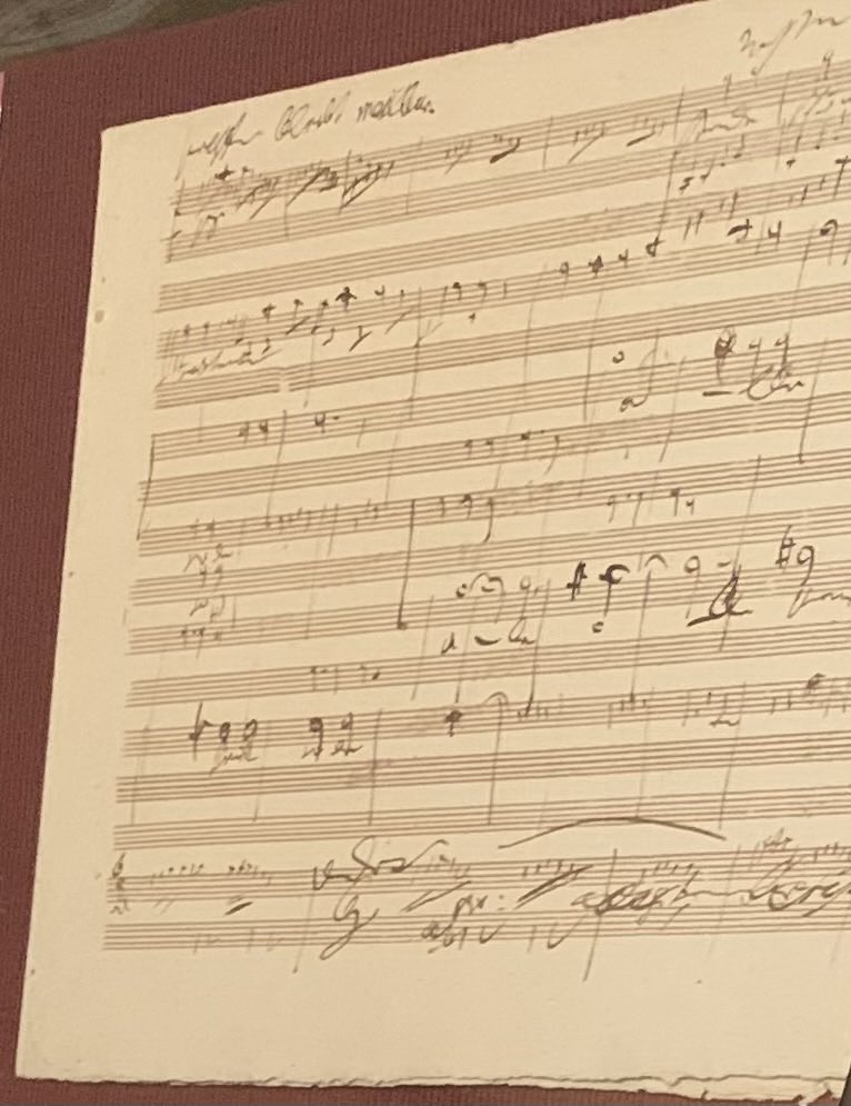 They even have the manuscript! #Beethoven9th ⁦@Musikverein⁩ ⁦⁦@Wienerphil55413⁩