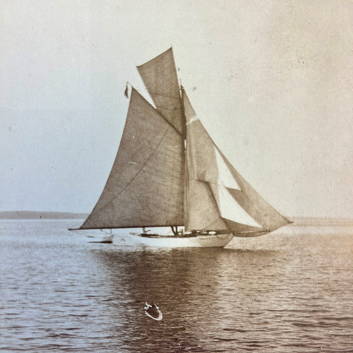 Eine der gelungensten Fotografien von Wanda von Debschitz-Kunowski ist "Starnberger See" um 1910. Die reichhaltige Abstufung der Tonwerte lässt das Wasser des Sees trotz der Schwarz-Weiß-Fotografie lebendig glitzern.
📷 Sammlung Fotografie des Münchner Stadtmuseums