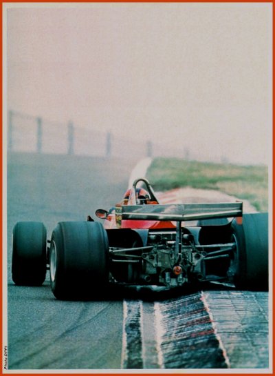 Gilles Villeneuve disparaissait ce 8 mai 1982 après un effroyable accident sur le circuit de Zolder en qualifications. Il était le pilote favori du patriarche Ferrari qui le considérait comme un fils. 
 Salut Gilles ! 

#F1 #PetitPrince #Ferrari #Villeneuve