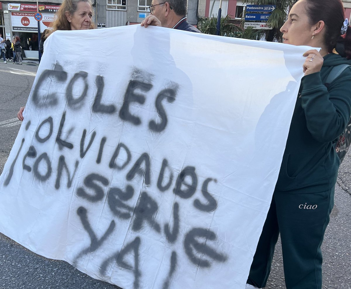 TaniGoFe's tweet photo. Escola pública sen conserxes nin limpeza! 🪧 #abelcaballero #foanpas @olgaalonso62 @FoanpasV https://t.co/tnW0sHzc4H