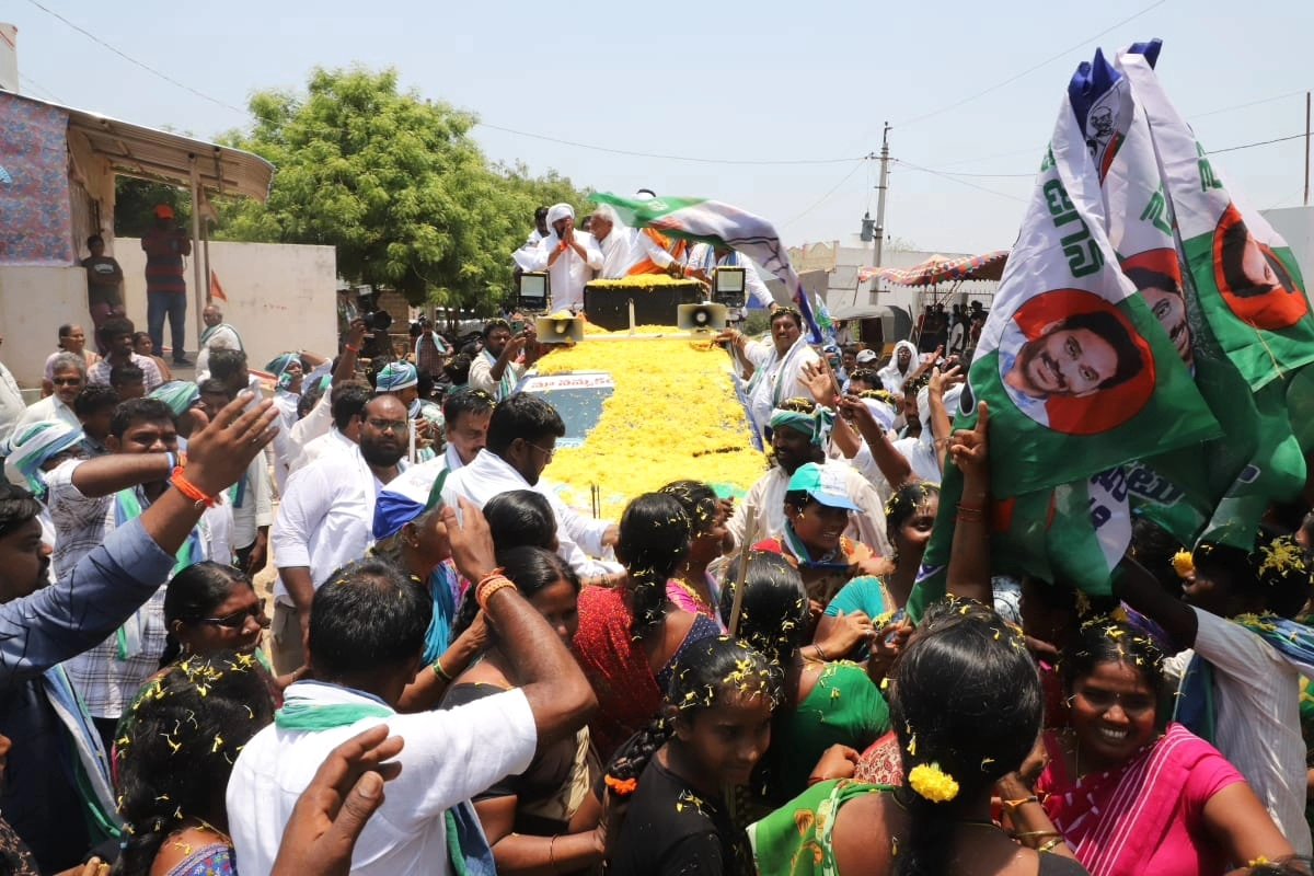 AKYOnline's tweet photo. మాచర్ల నియోజకవర్గం మాచర్ల మండలంలోని కొత్తపల్లి,ద్వారకాపురి గ్రామంలో ఎమ్మెల్యే అభ్యర్థి పిన్నెల్లి రామకృష్ణారెడ్డి గారితో కలిసి ఎన్నికల ప్రచార కార్యక్రమంలో పాల్గొనడం జరిగింది.
#Anilkumaryadav  #VoteForFan #YSRCPAgain2024 https://t.co/n0Ye3P4HGw