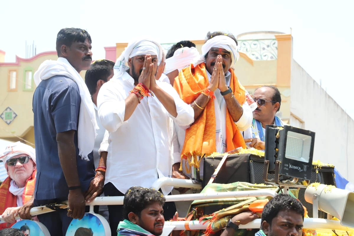 AKYOnline's tweet photo. మాచర్ల నియోజకవర్గం మాచర్ల మండలంలోని కొత్తపల్లి,ద్వారకాపురి గ్రామంలో ఎమ్మెల్యే అభ్యర్థి పిన్నెల్లి రామకృష్ణారెడ్డి గారితో కలిసి ఎన్నికల ప్రచార కార్యక్రమంలో పాల్గొనడం జరిగింది.
#Anilkumaryadav  #VoteForFan #YSRCPAgain2024 https://t.co/n0Ye3P4HGw