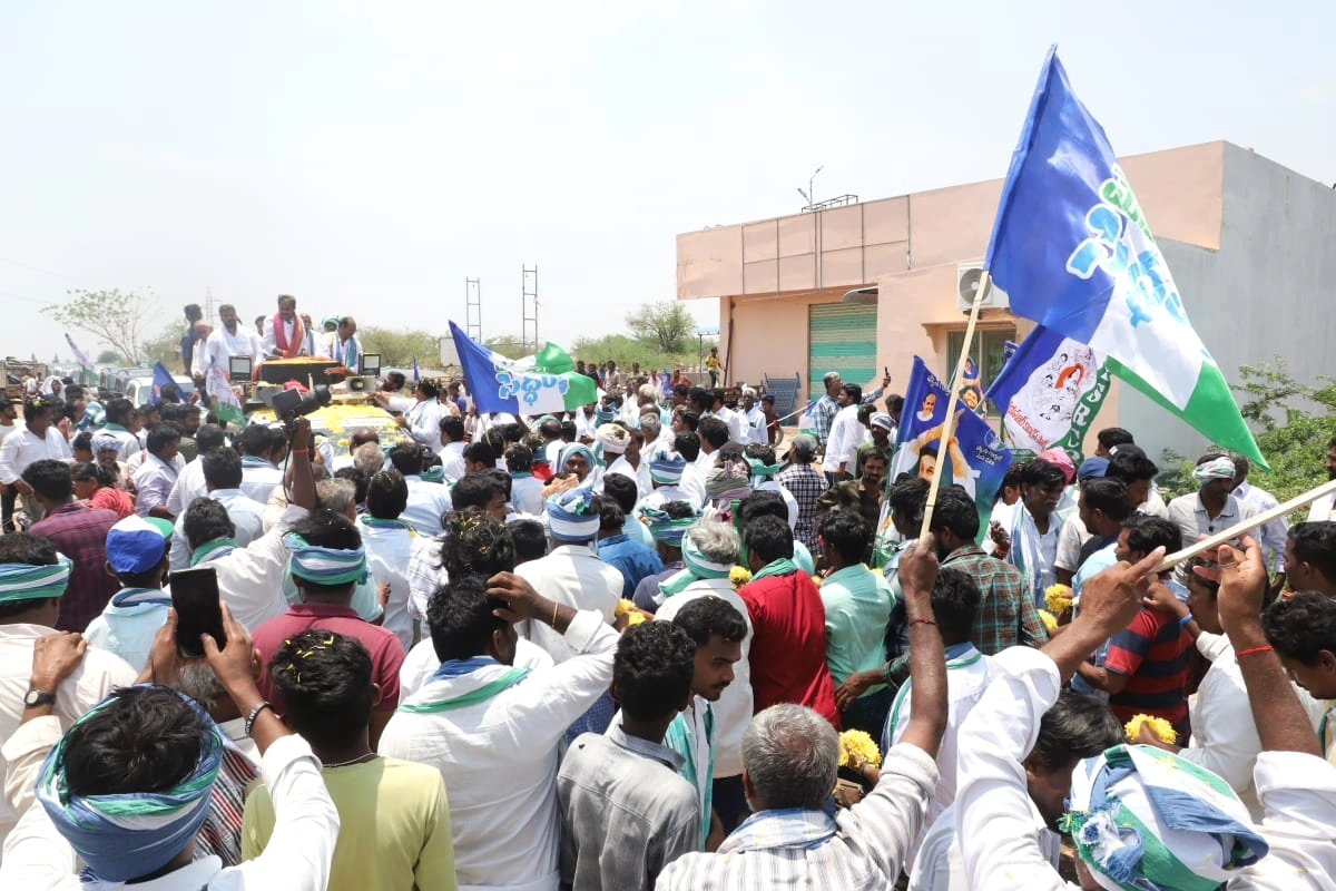 AKYOnline's tweet photo. మాచర్ల నియోజకవర్గం మాచర్ల మండలంలోని కొత్తపల్లి,ద్వారకాపురి గ్రామంలో ఎమ్మెల్యే అభ్యర్థి పిన్నెల్లి రామకృష్ణారెడ్డి గారితో కలిసి ఎన్నికల ప్రచార కార్యక్రమంలో పాల్గొనడం జరిగింది.
#Anilkumaryadav  #VoteForFan #YSRCPAgain2024 https://t.co/n0Ye3P4HGw