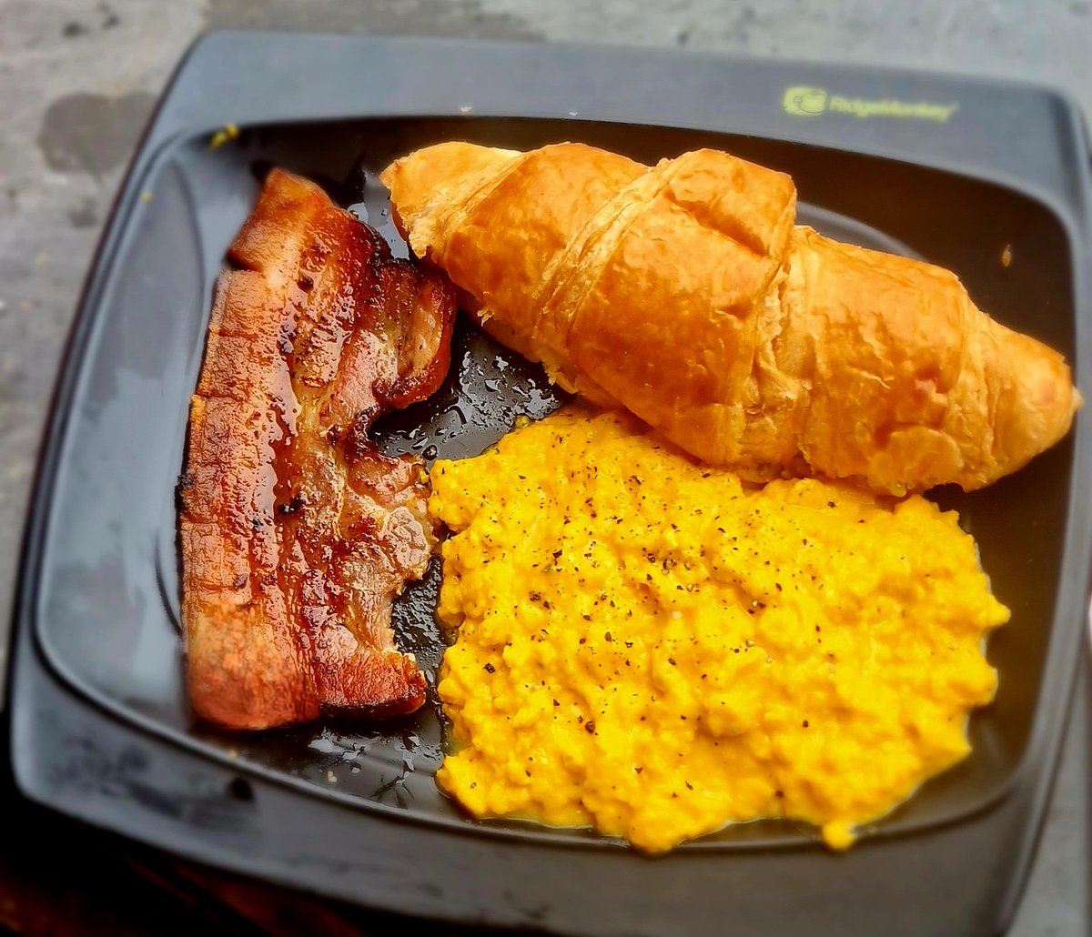 Bacon and eggs Deano style. 4mm thick smoked bacon, freshly cut straight off the belly. Scrambled eggs made with golden yolkers, double cream, and an obscene chunk of butter. Freshly made Croissant. 😎 🐷🐔🥐